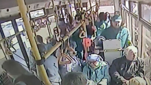 Петербуржец избил парня тростью из-за места в троллейбусе, но в больницу попали оба