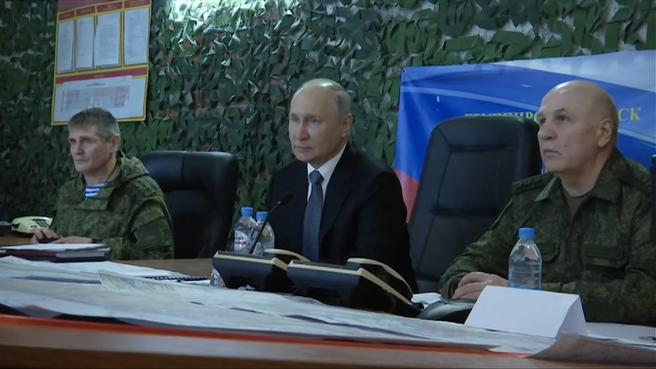 Лайф публикует кадры посещения Путиным штаба группировки войск Днепр и Нацгвардии Восток в ЛНР