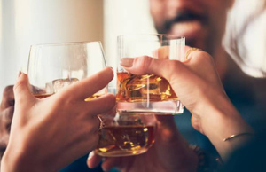 Учёные назвали безопасную дозу алкоголя в расчёте на неделю