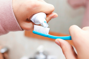 "Бабушкины методы": Косметолог опровергла миф о пользе зубной пасты при борьбе с прыщами