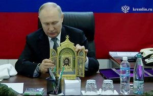 Песков раскрыл судьбу иконы, копии которой Путин подарил военным в штабах СВО