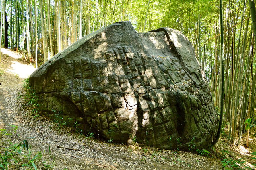 Загадочный артефакт "каменный корабль Масуда" в Японии. Обложка © Wikipedia