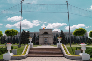 Премьер Молдавии призвал ограничить перемещение двух российских дипломатов