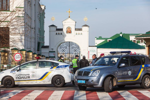 На территорию Киево-Печерской лавры пришли вооружённые полицейские