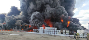 Мощный пожар охватил 4 тысячи квадратных метров промзоны в Дзержинске