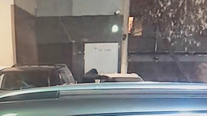 Появилось видео поджога Volvo директора благотворительного фонда "Дар" около театра Моссовета