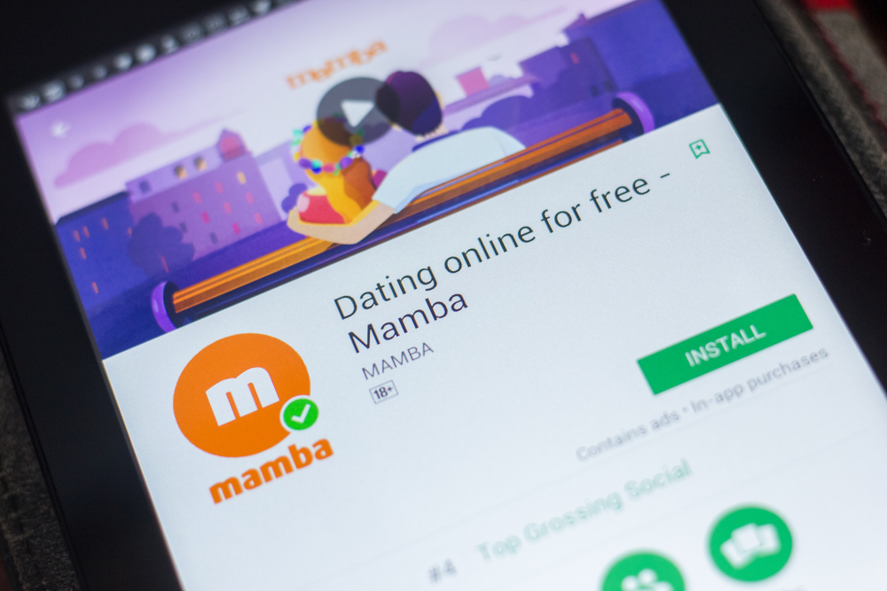Экс-полицейского обвинили в разврате за интим-переписки с юными девушками на сайте знакомств