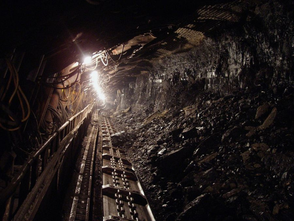 Всех горняков эвакуировали из загоревшейся шахты Распадская в Кузбассе