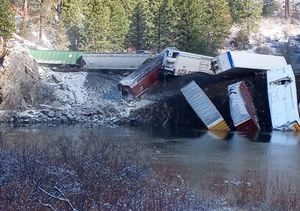 В США в реку упали вагоны с пивом