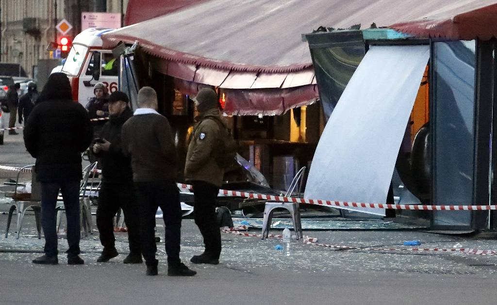 Минздрав: Шестеро пострадавших при взрыве в Петербурге находятся в тяжёлом состоянии