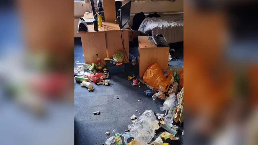 Условия жизни в казармах солдат британской королевской гвардии. Обложка © Daily Mail