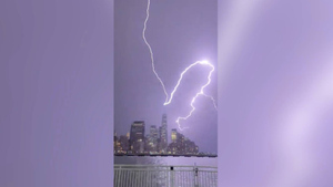 Мощные разряды молнии поразили здание Всемирного торгового центра в Нью-Йорке