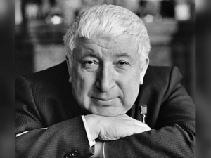 Улицы Махачкалы украсят муралы в честь Расула Гамзатова