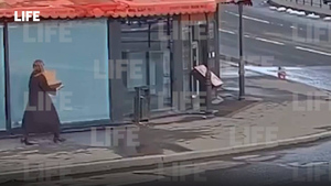 Опубликовано видео, как подозреваемая в организации взрыва входит в петербургское кафе