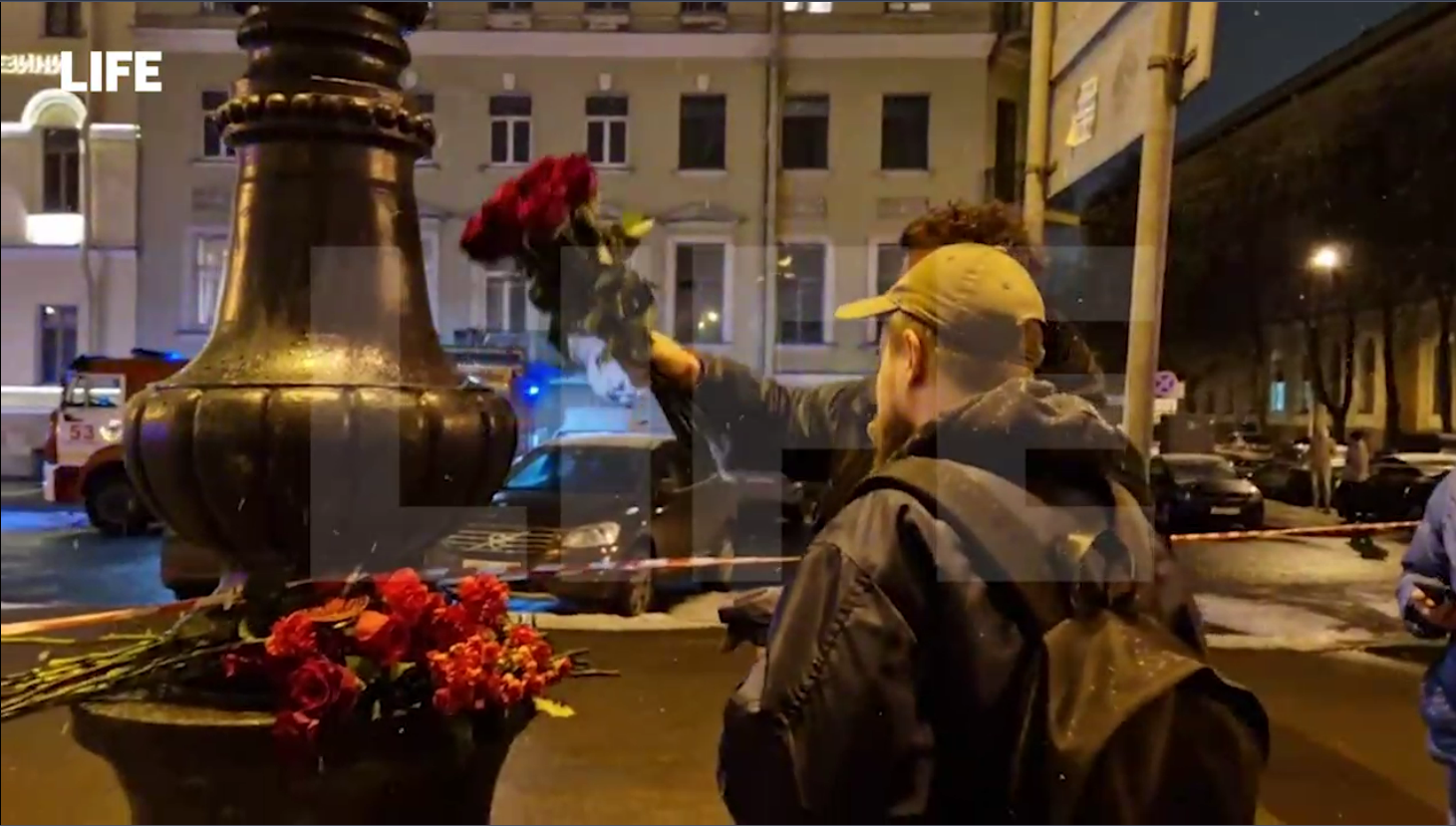 Петербуржцы несут цветы к месту взрыва в кафе, где погиб Владлен Татарский