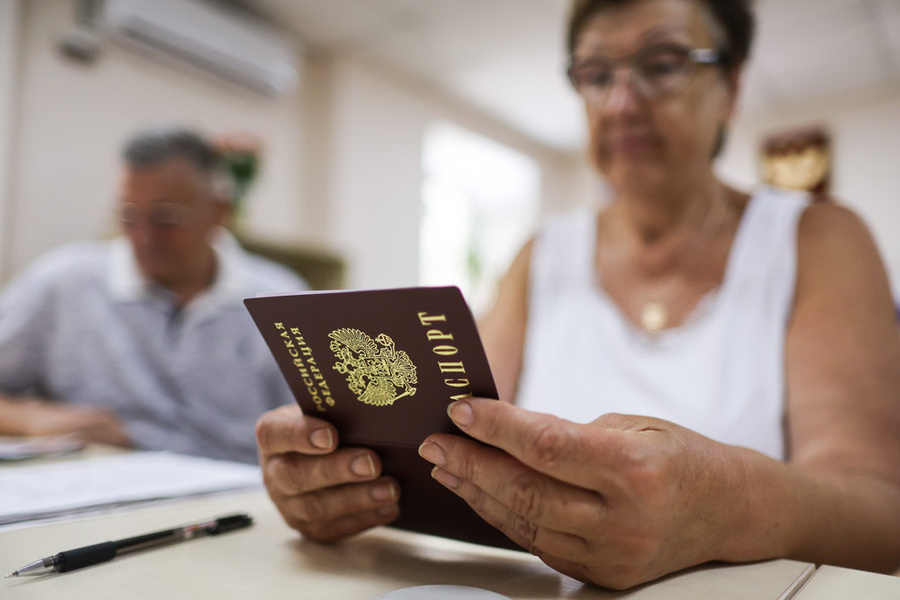 Документы гражданина, размещённые на сайте "Госуслуги", могут быть приравнены к паспорту. Обложка © ТАСС / Сергей Бобылев