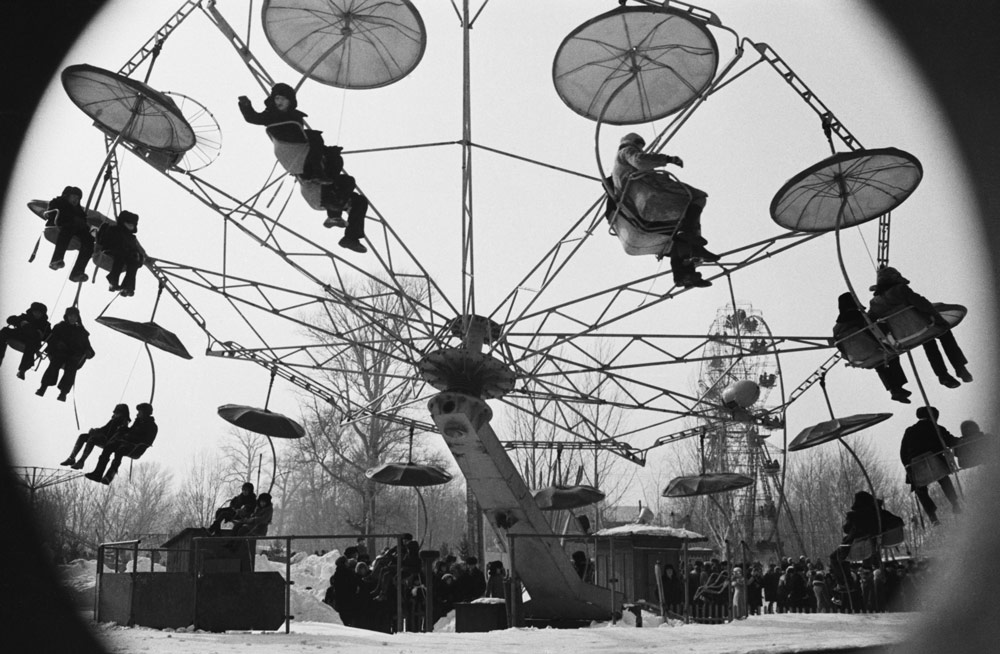 Советская карусель "Твистер" был популярен, хоть и внушал некоторым страх. Фото © ТАСС / Быков Г.