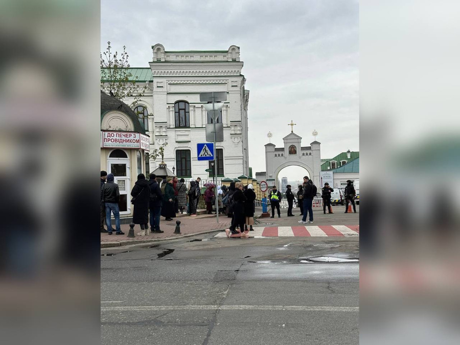 Прихожан не пускают в Киево-Печерскую лавру. Обложка © Telegram / "СПЖ — новости православия"