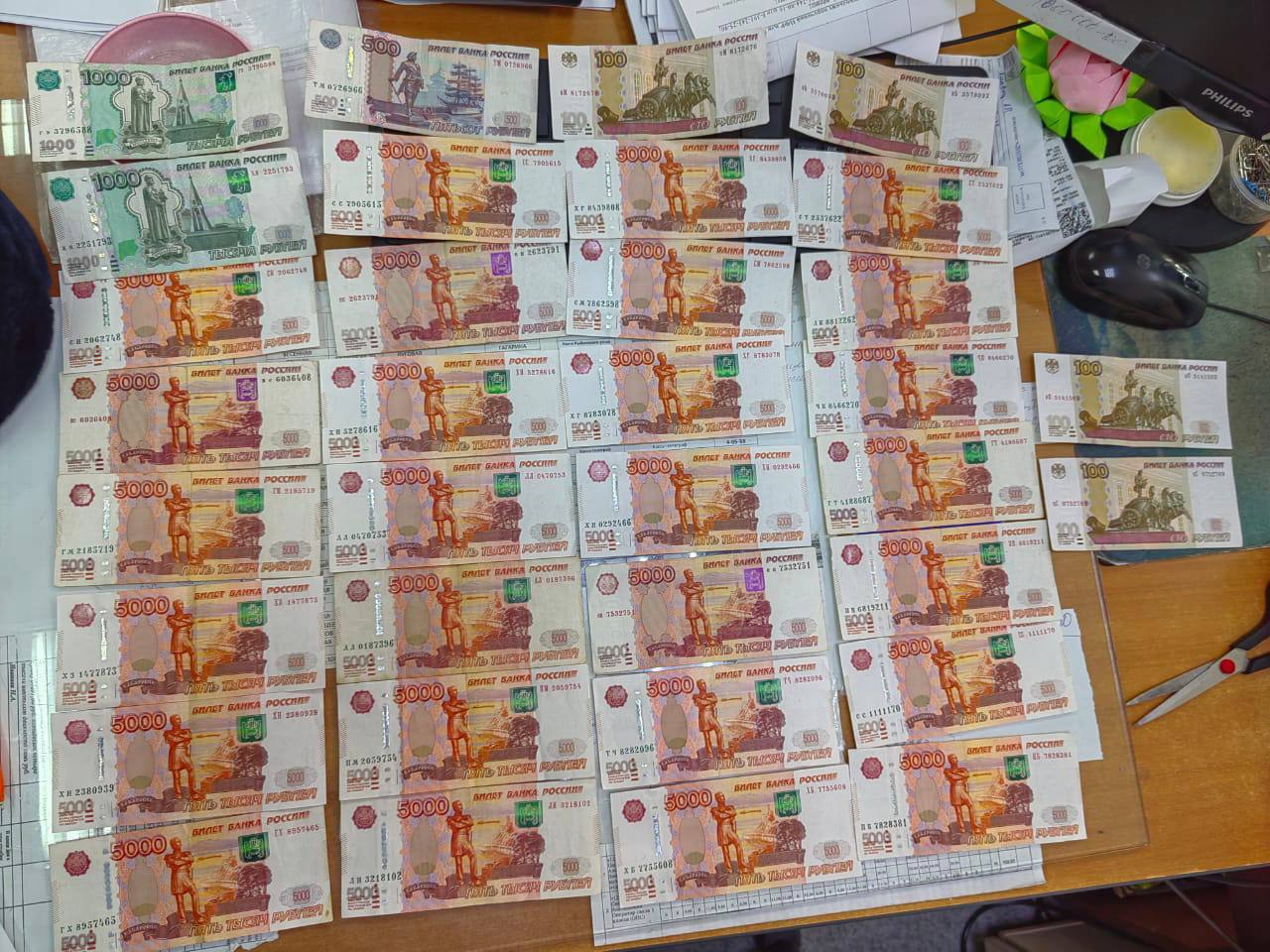 Спасённые деньги пенсионерки. Фото © Telegram / МВД 24