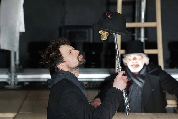Козловский в спектакле "Гамлет". Обложка © VK / "МДТ – Театр Европы"