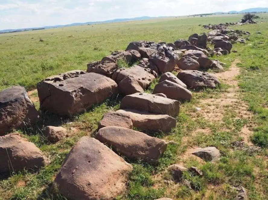 Глыбы магматических пород в кратере Vredefort. Фото © University of the Free State