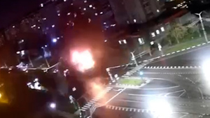 Авто взлетело на крышу "Пятёрочки": На видео попал момент взрыва в Белгороде из-за "схода" бомбы с Су-34