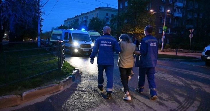 Сотрудники скорой помощи забирают жильцов после взрыва в жилом доме в Волгограде. Фото © ИА "Высота 102" / Павел Мирошкин