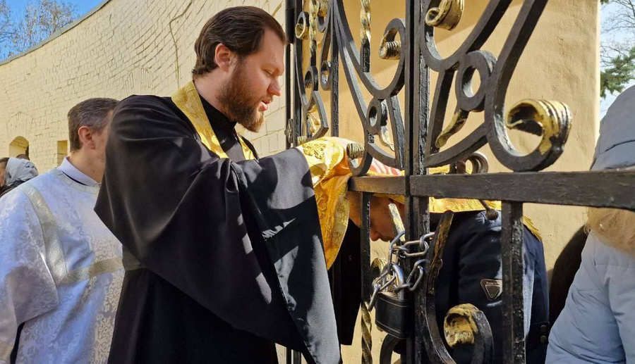 Верующие лавры причащались через решётку. Фото © t.me / "СПЖ — новости православия"