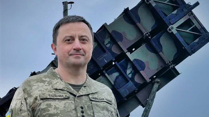 Командующий воздушными силами украинских войск Олещук на фоне ЗРК Patriot. Фото © Telegram / Николай Олещук