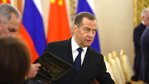 Дмитрий Медведев пожелал "противно-сырой" Британии утонуть в морской пучине