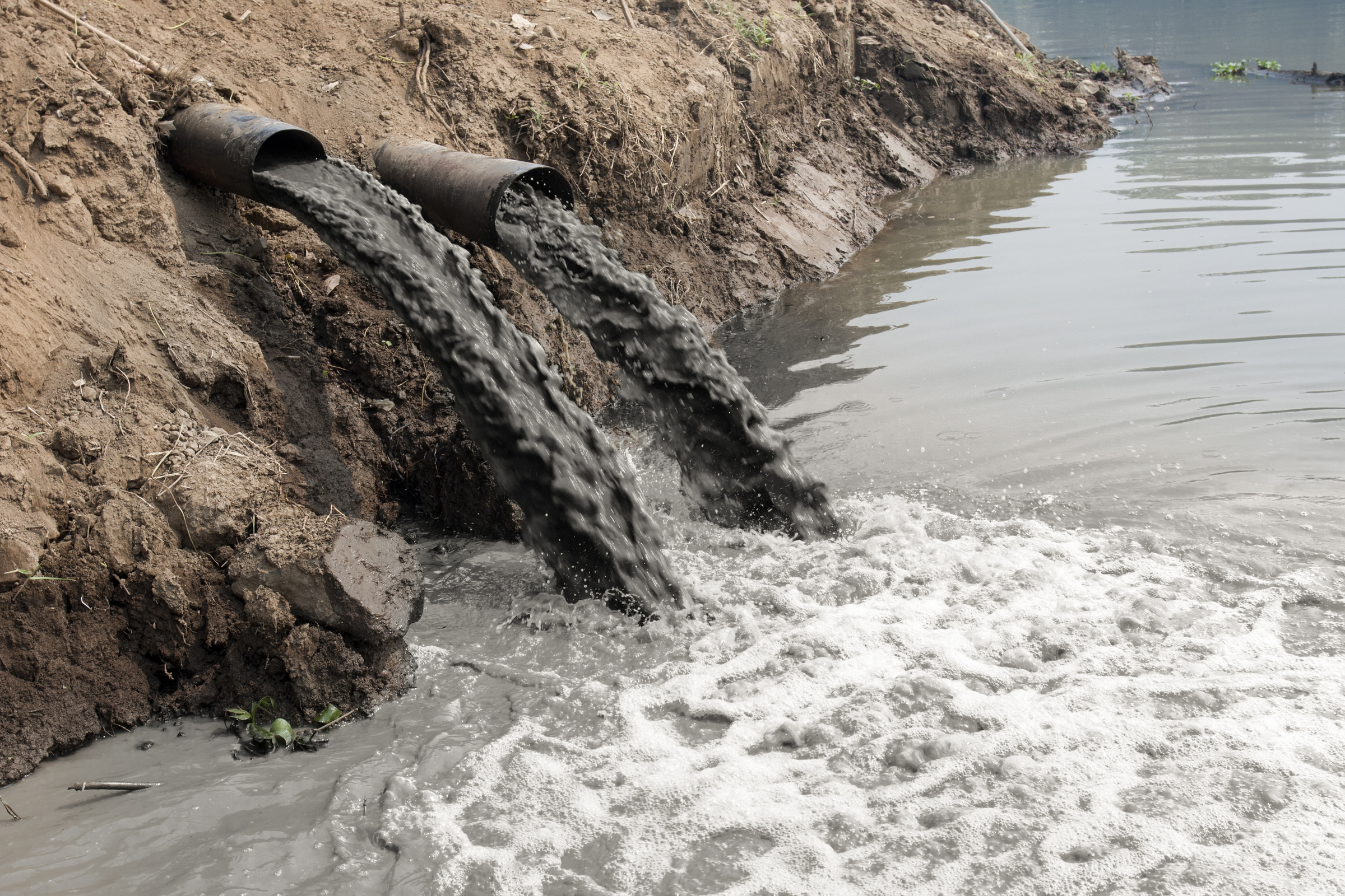 Загрязнение рек сточными водами. Сточные воды. Загрязнение воды. Производственные сточные воды. Сточные воды загрязнение воды.