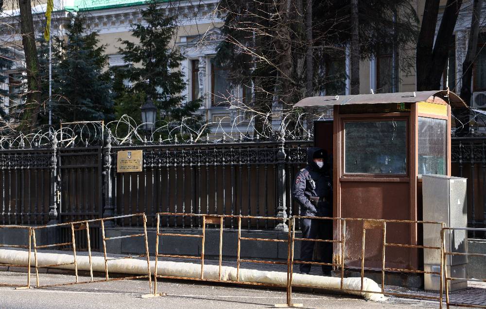 В Кремле напомнили, что под Посольством Украины в Москве тоже есть земля