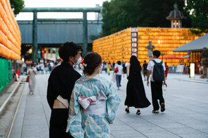 Китай выразил протест из-за подношения Кисиды самому скандальному храму Японии