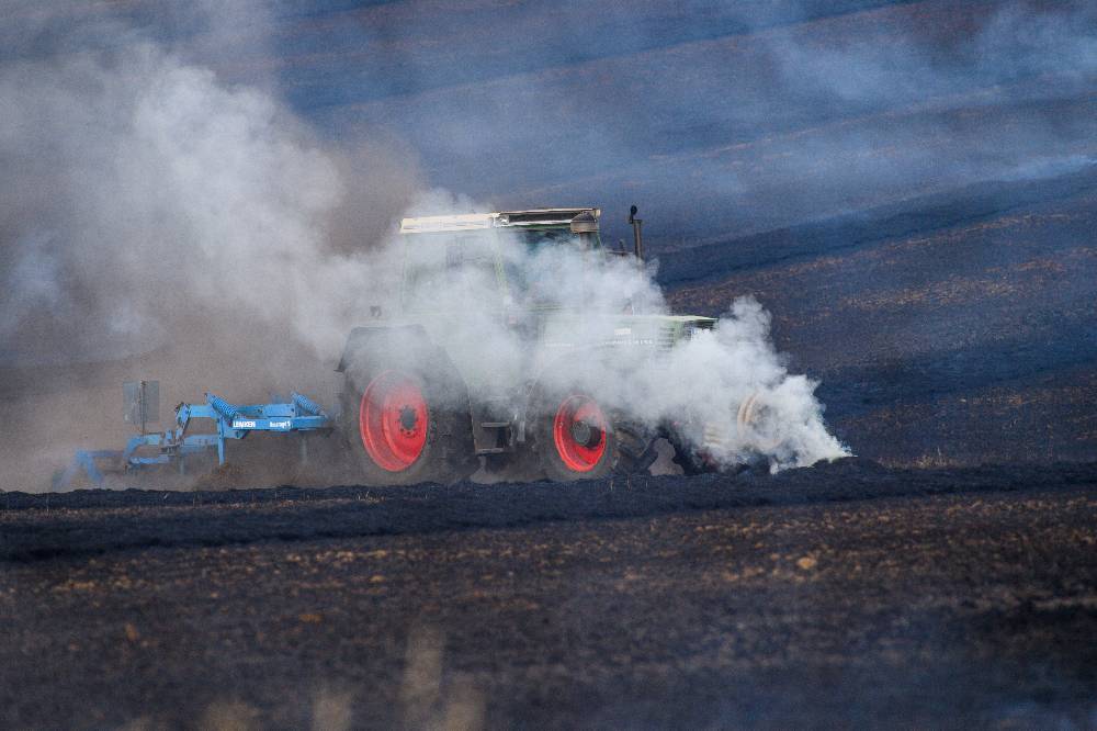 Украинский дрон-камикадзе атаковал трактор в Курской области
