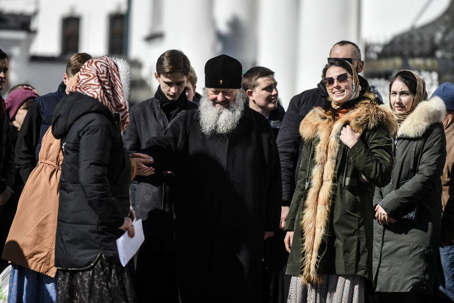 Наместник Киево-Печерской лавры митрополит Павел (в центре) с прихожанами у храма. © Фото ТАСС / EPA / OLEG PETRASYUK