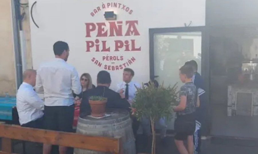 Макрон в Peña Pil Pil. Фото © Twitter / Sined Warrior