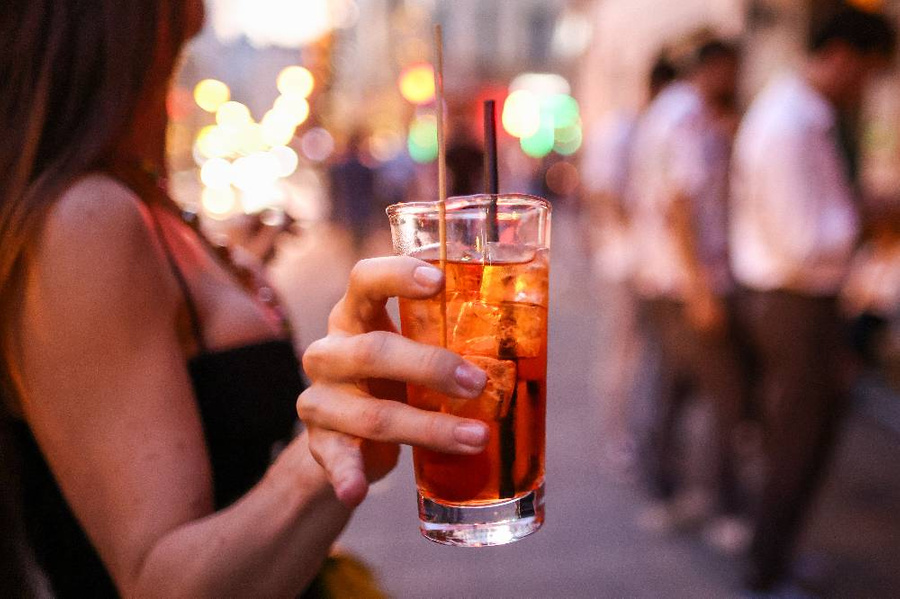 Какие алкогольные коктейли любят в России. Обложка © ТАСС / Валерий Шарифулин