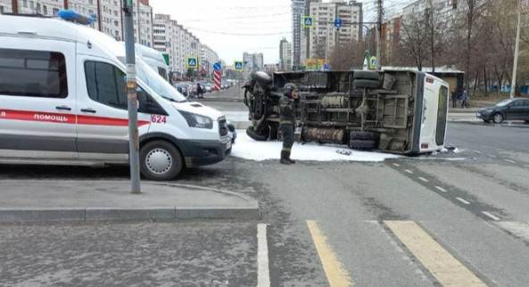 Шесть человек пострадали в ДТП с перевернувшейся маршруткой в Челябинске