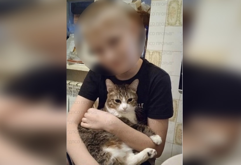 Найденный мальчик, который накануне ушёл с котом из дома в Екатеринбурге. Фото © VK / СРОО ДРСО "Прорыв"