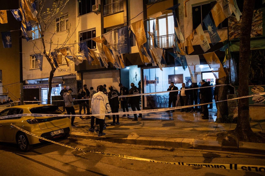 Место происшествия, где неизвестные обстреляли офис партии в Стамбуле. Фото © Twitter / muratcapoglu