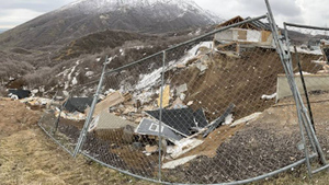 Два жилых дома рухнули со скалы в каньон в американском штате Юта