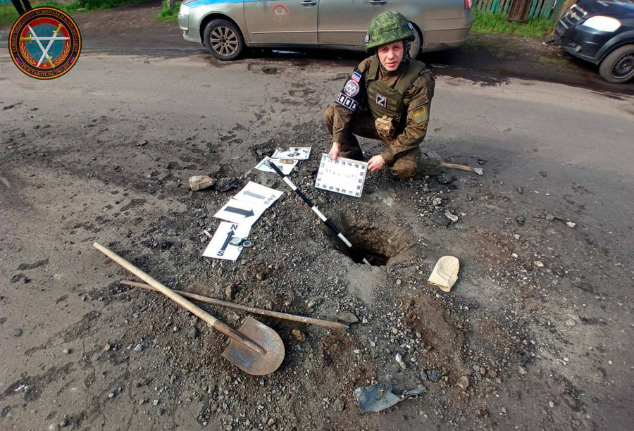 Воронка и фрагменты ракеты. Обложка © t.me / ДНР в СЦКК: факты военных преступлений