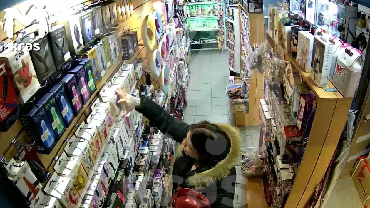 Анальный хвост, виброяйца, наручники: Сибирские Бонни и Клайд обнесли секс-шоп под видом пранка