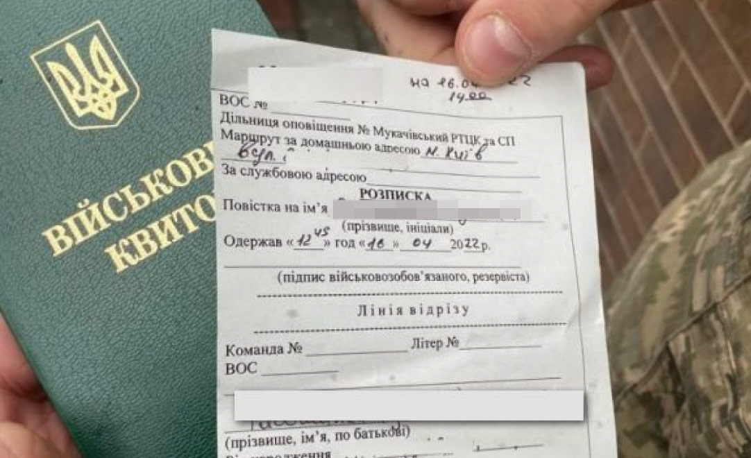 Юрист раскрыл, могут ли вручать повестки военнообязанным украинцам за границей