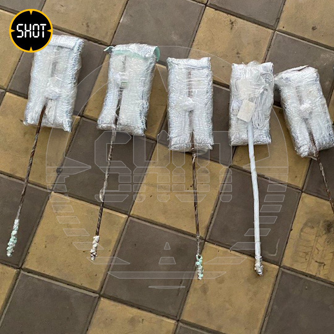 Изъятые предметы у задержанных. Фото © Telegram / SHOT