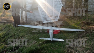 Огромный дрон с двумя парашютами рухнул на территории СНТ в Подмосковье
