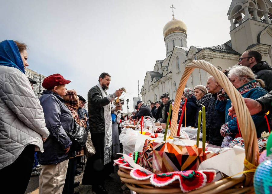 В 2023 году православные христиане отмечают Радоницу 25 апреля. Фото © ТАСС / EPA / YURI KOCHETKOV