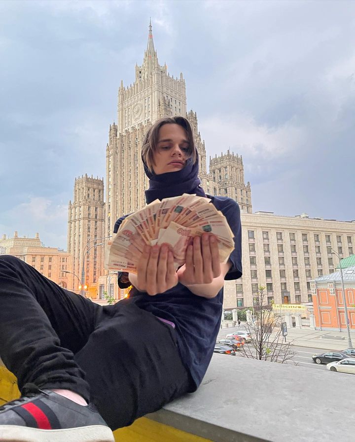 Скалли Милано любит похвастаться деньгами. Фото © Instagram (признан экстремистской организацией и запрещён на территории Российской Федерации) / scallymilano