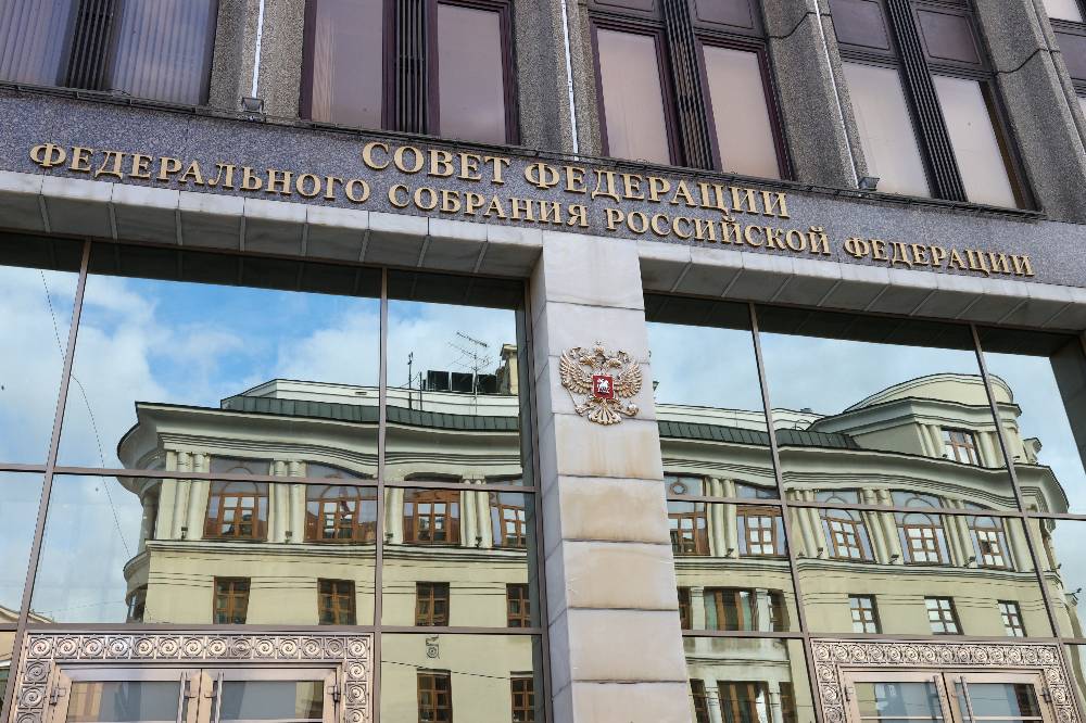 Это очевидно: В Совфеде поддержали идею повышения налогов для работающих из-за рубежа россиян