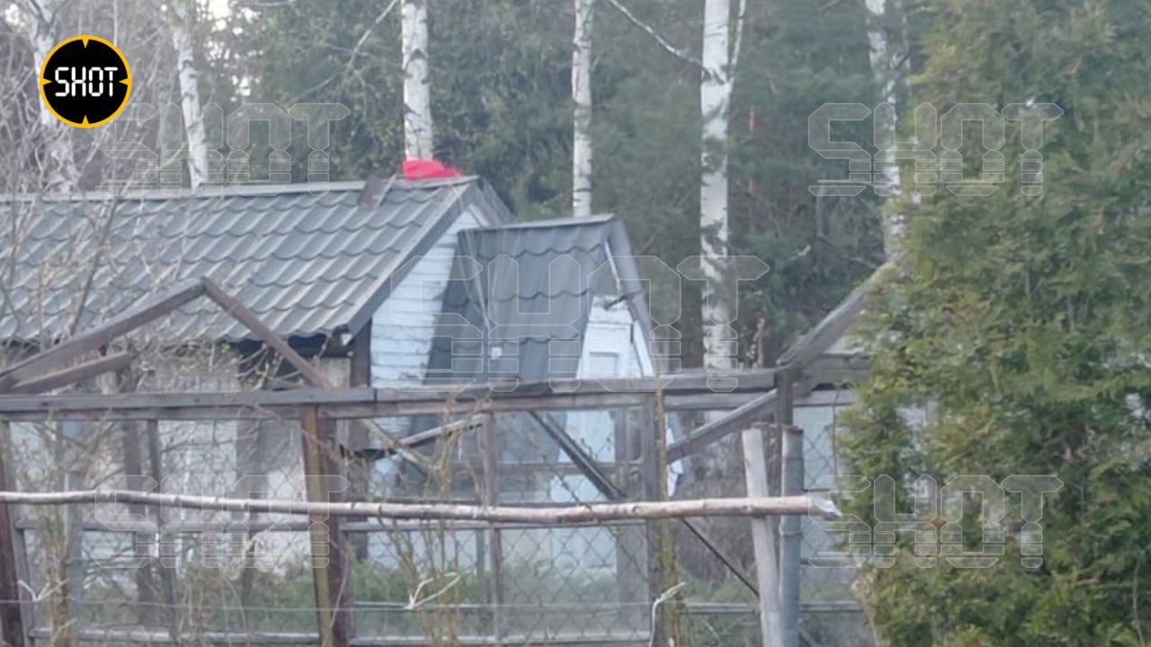 Дрон "приземлился" на двух парашютах на крышу одного из домов СНТ "Родничок". Фото © Telegram / SHOT